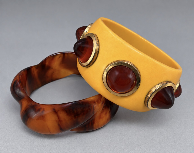 BB338 wide yellow bakelite bangle with tortoise cone dots & marbled rootbeer rope carved bakelite ba